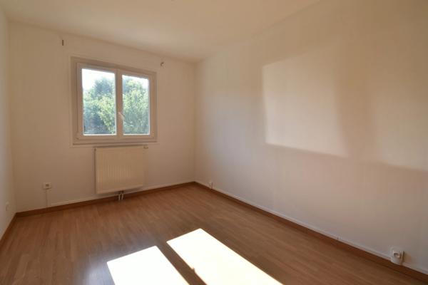 VILLA DE PLAIN PIED 5 CHAMBRES SUR GRAND SOUS SOL + TERRAIN