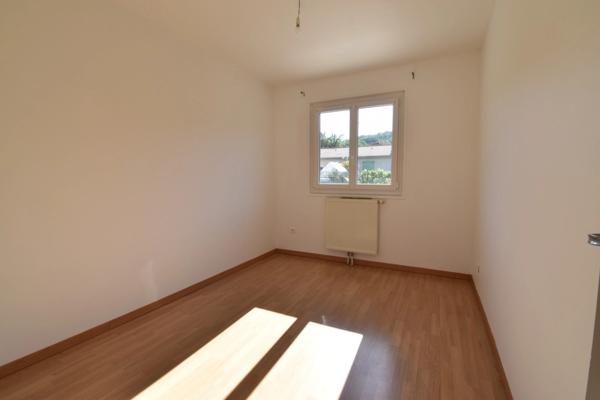 VILLA DE PLAIN PIED 5 CHAMBRES SUR GRAND SOUS SOL + TERRAIN