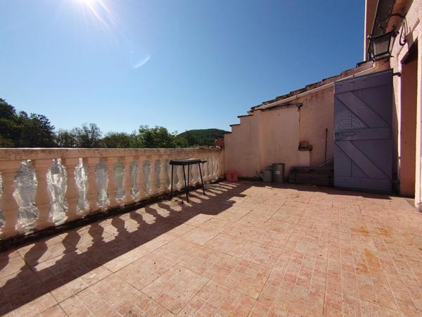 MAISON DE HAMEAU AVEC TERRASSE ET JARDINET