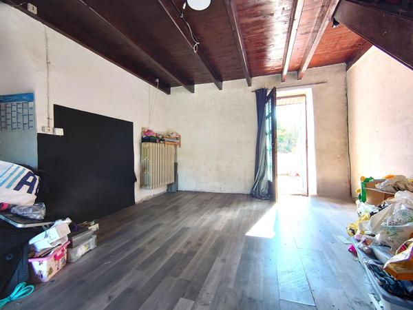 MAISON DE HAMEAU AVEC TERRASSE ET JARDINET