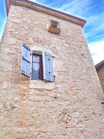 MAISON DE HAMEAU AVEC TERRASSE ET JARDINET