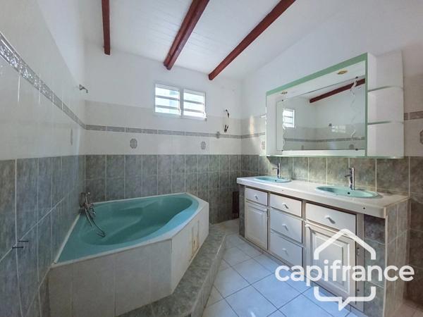 À LOUER – BAS DE VILLA T5 DE 131 M² – SECTION LABROUSSE LE GOSIER (971)