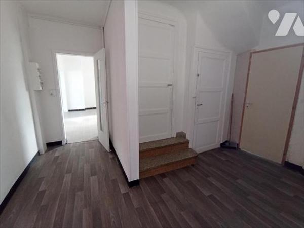 Une maison à usage d'habitation et de commerce comprenant :- Sous-sol :  caves.- Rez-de-Chaussé...