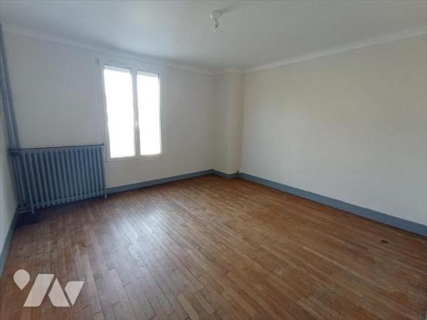 Une maison à usage d'habitation et de commerce comprenant :- Sous-sol :  caves.- Rez-de-Chaussé...