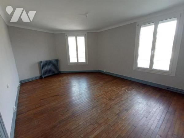 Une maison à usage d'habitation et de commerce comprenant :- Sous-sol :  caves.- Rez-de-Chaussé...