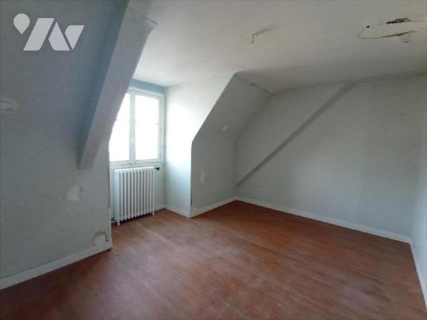 Une maison à usage d'habitation et de commerce comprenant :- Sous-sol :  caves.- Rez-de-Chaussé...