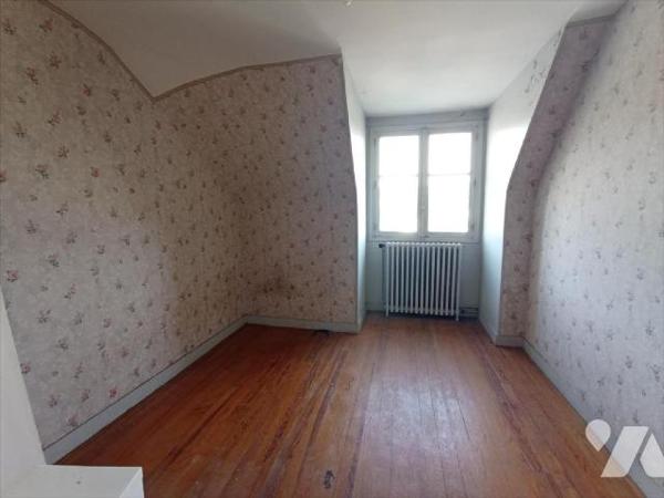 Une maison à usage d'habitation et de commerce comprenant :- Sous-sol :  caves.- Rez-de-Chaussé...