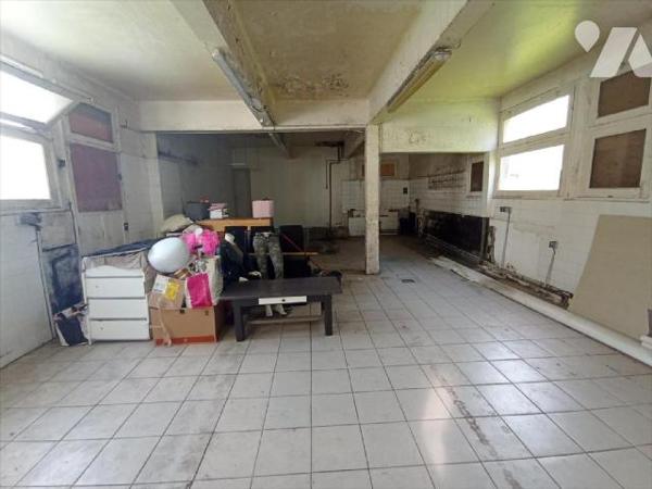 Une maison à usage d'habitation et de commerce comprenant :- Sous-sol :  caves.- Rez-de-Chaussé...