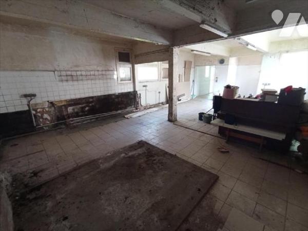 Une maison à usage d'habitation et de commerce comprenant :- Sous-sol :  caves.- Rez-de-Chaussé...