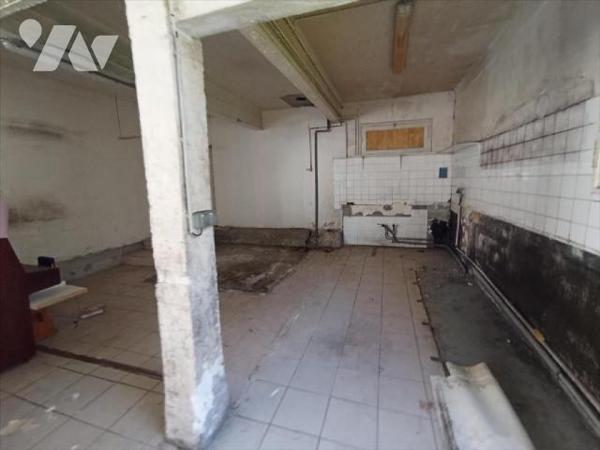 Une maison à usage d'habitation et de commerce comprenant :- Sous-sol :  caves.- Rez-de-Chaussé...