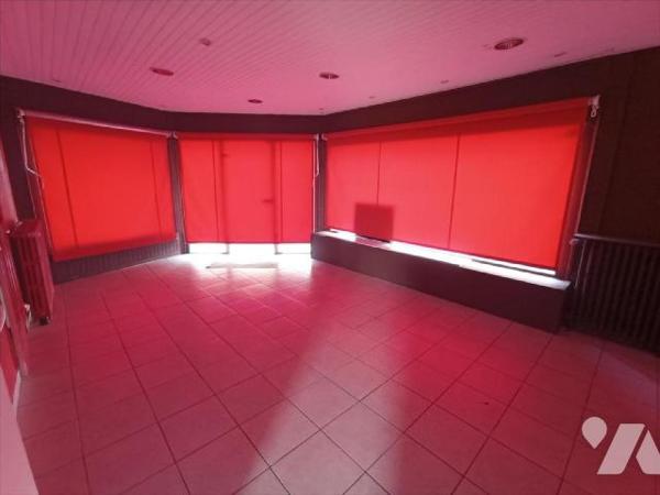 Une maison à usage d'habitation et de commerce comprenant :- Sous-sol :  caves.- Rez-de-Chaussé...