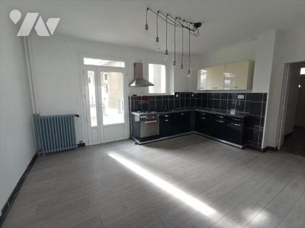 Une maison à usage d'habitation et de commerce comprenant :- Sous-sol :  caves.- Rez-de-Chaussé...