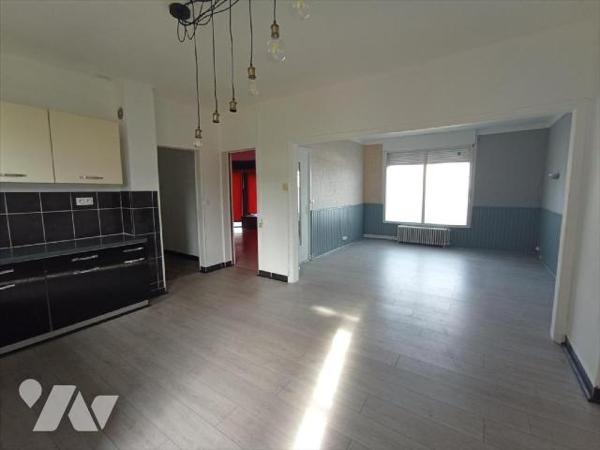 Une maison à usage d'habitation et de commerce comprenant :- Sous-sol :  caves.- Rez-de-Chaussé...