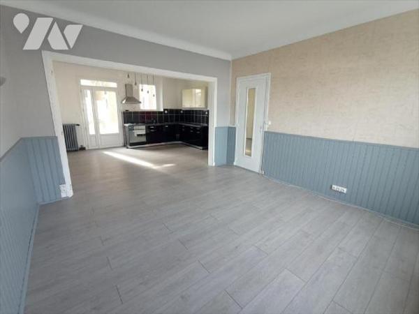 Une maison à usage d'habitation et de commerce comprenant :- Sous-sol :  caves.- Rez-de-Chaussé...