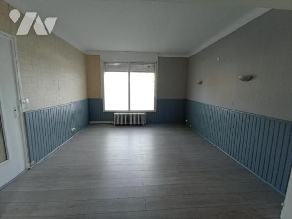 Une maison à usage d'habitation et de commerce comprenant :- Sous-sol :  caves.- Rez-de-Chaussé...