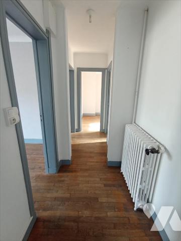 Une maison à usage d'habitation et de commerce comprenant :- Sous-sol :  caves.- Rez-de-Chaussé...