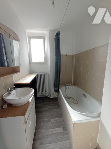 Une maison à usage d'habitation et de commerce comprenant :- Sous-sol :  caves.- Rez-de-Chaussé...