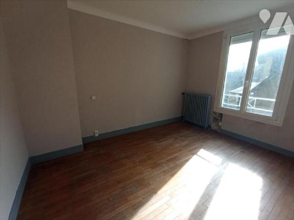 Une maison à usage d'habitation et de commerce comprenant :- Sous-sol :  caves.- Rez-de-Chaussé...