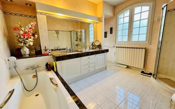 Maison à vendre    6 pièces •  Royan