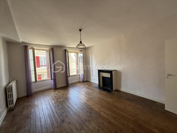 Point info : Une vidéo du logement, un dossier complet avec photos supplémentaires, diagnostics et documents relatifs au bien sont disponibles sur simple demande avant la visite.

À vendre – Maison de caractère de 124 m² – Aucun travaux à prévoir - Raccordée à la fibre
+ Cave de 25M2

Découvrez cette charmante maison de 124 m², prête à accueillir ses nouveaux propriétaires. Entièrement habitable immédiatement, elle bénéficie d’un DPE C, d’une chaudière au fioul performante et d’une toiture entièrement refaite, représentant plus de 20 000 € de travaux déjà réalisés.

Au rez-de-chaussée, vous trouverez une pièce de vie, une cuisine indépendante, une véranda, une salle d’eau avec douche et WC, ainsi qu’une chambre pouvant également faire office de bureau, ou agrandissement de la pièce de vie.
 Une courette donnant sur la véranda.

Au premier étage, deux belles chambres lumineuses ( pouvant être communicantes ou non )  avec un superbe parquet d’origine vous séduiront. Chacune dispose de son propre accès indépendant depuis le palier, offrant un agencement pratique. WC Indépendants - Salle de bain avec douche et baignoire.

Le second étage accueille une grande chambre mansardée, mettant en valeur des poutres en bois restaurées, ainsi qu’un très grand dressing.

À l’extérieur, vous profiterez d’un garage indépendant non attenant de 18 m² et d’un jardin clos de murs en pierre d’environ 70 m², situé en face de la maison ( non attenant ) .

Les + :

* 124 m² habitables
* DPE C
* Toiture neuve (+20 000 € de travaux)
* Aucun travaux à prévoir
* Habitable immédiatement
* Garage indépendant de 18 m²
* Jardin clos de murs en pierres
* Beaucoup de charme avec parquet et poutres apparentes d’origine


Pour plus d’informations ou pour organiser une visite, contactez-moi.
J’accompagne mes clients, dont plusieurs disposent déjà d’un financement fiable et assuré, dans leur recherche de biens au Mans et ses alentours. Je suis également à la recherche de nouveaux biens à vendre. Je rémunère mes apporteurs d’affaires et je travaille avec un réseau d’artisans ainsi qu’un courtier en financement afin de vous accompagner dans toutes les étapes de votre projet immobilier.