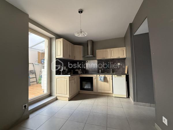 Point info : Une vidéo du logement, un dossier complet avec photos supplémentaires, diagnostics et documents relatifs au bien sont disponibles sur simple demande avant la visite.

À vendre – Maison de caractère de 124 m² – Aucun travaux à prévoir - Raccordée à la fibre
+ Cave de 25M2

Découvrez cette charmante maison de 124 m², prête à accueillir ses nouveaux propriétaires. Entièrement habitable immédiatement, elle bénéficie d’un DPE C, d’une chaudière au fioul performante et d’une toiture entièrement refaite, représentant plus de 20 000 € de travaux déjà réalisés.

Au rez-de-chaussée, vous trouverez une pièce de vie, une cuisine indépendante, une véranda, une salle d’eau avec douche et WC, ainsi qu’une chambre pouvant également faire office de bureau, ou agrandissement de la pièce de vie.
 Une courette donnant sur la véranda.

Au premier étage, deux belles chambres lumineuses ( pouvant être communicantes ou non )  avec un superbe parquet d’origine vous séduiront. Chacune dispose de son propre accès indépendant depuis le palier, offrant un agencement pratique. WC Indépendants - Salle de bain avec douche et baignoire.

Le second étage accueille une grande chambre mansardée, mettant en valeur des poutres en bois restaurées, ainsi qu’un très grand dressing.

À l’extérieur, vous profiterez d’un garage indépendant non attenant de 18 m² et d’un jardin clos de murs en pierre d’environ 70 m², situé en face de la maison ( non attenant ) .

Les + :

* 124 m² habitables
* DPE C
* Toiture neuve (+20 000 € de travaux)
* Aucun travaux à prévoir
* Habitable immédiatement
* Garage indépendant de 18 m²
* Jardin clos de murs en pierres
* Beaucoup de charme avec parquet et poutres apparentes d’origine


Pour plus d’informations ou pour organiser une visite, contactez-moi.
J’accompagne mes clients, dont plusieurs disposent déjà d’un financement fiable et assuré, dans leur recherche de biens au Mans et ses alentours. Je suis également à la recherche de nouveaux biens à vendre. Je rémunère mes apporteurs d’affaires et je travaille avec un réseau d’artisans ainsi qu’un courtier en financement afin de vous accompagner dans toutes les étapes de votre projet immobilier.