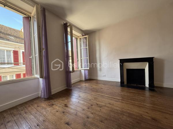Point info : Une vidéo du logement, un dossier complet avec photos supplémentaires, diagnostics et documents relatifs au bien sont disponibles sur simple demande avant la visite.

À vendre – Maison de caractère de 124 m² – Aucun travaux à prévoir - Raccordée à la fibre
+ Cave de 25M2

Découvrez cette charmante maison de 124 m², prête à accueillir ses nouveaux propriétaires. Entièrement habitable immédiatement, elle bénéficie d’un DPE C, d’une chaudière au fioul performante et d’une toiture entièrement refaite, représentant plus de 20 000 € de travaux déjà réalisés.

Au rez-de-chaussée, vous trouverez une pièce de vie, une cuisine indépendante, une véranda, une salle d’eau avec douche et WC, ainsi qu’une chambre pouvant également faire office de bureau, ou agrandissement de la pièce de vie.
 Une courette donnant sur la véranda.

Au premier étage, deux belles chambres lumineuses ( pouvant être communicantes ou non )  avec un superbe parquet d’origine vous séduiront. Chacune dispose de son propre accès indépendant depuis le palier, offrant un agencement pratique. WC Indépendants - Salle de bain avec douche et baignoire.

Le second étage accueille une grande chambre mansardée, mettant en valeur des poutres en bois restaurées, ainsi qu’un très grand dressing.

À l’extérieur, vous profiterez d’un garage indépendant non attenant de 18 m² et d’un jardin clos de murs en pierre d’environ 70 m², situé en face de la maison ( non attenant ) .

Les + :

* 124 m² habitables
* DPE C
* Toiture neuve (+20 000 € de travaux)
* Aucun travaux à prévoir
* Habitable immédiatement
* Garage indépendant de 18 m²
* Jardin clos de murs en pierres
* Beaucoup de charme avec parquet et poutres apparentes d’origine


Pour plus d’informations ou pour organiser une visite, contactez-moi.
J’accompagne mes clients, dont plusieurs disposent déjà d’un financement fiable et assuré, dans leur recherche de biens au Mans et ses alentours. Je suis également à la recherche de nouveaux biens à vendre. Je rémunère mes apporteurs d’affaires et je travaille avec un réseau d’artisans ainsi qu’un courtier en financement afin de vous accompagner dans toutes les étapes de votre projet immobilier.