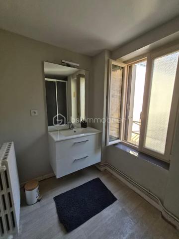 Point info : Une vidéo du logement, un dossier complet avec photos supplémentaires, diagnostics et documents relatifs au bien sont disponibles sur simple demande avant la visite.

À vendre – Maison de caractère de 124 m² – Aucun travaux à prévoir - Raccordée à la fibre
+ Cave de 25M2

Découvrez cette charmante maison de 124 m², prête à accueillir ses nouveaux propriétaires. Entièrement habitable immédiatement, elle bénéficie d’un DPE C, d’une chaudière au fioul performante et d’une toiture entièrement refaite, représentant plus de 20 000 € de travaux déjà réalisés.

Au rez-de-chaussée, vous trouverez une pièce de vie, une cuisine indépendante, une véranda, une salle d’eau avec douche et WC, ainsi qu’une chambre pouvant également faire office de bureau, ou agrandissement de la pièce de vie.
 Une courette donnant sur la véranda.

Au premier étage, deux belles chambres lumineuses ( pouvant être communicantes ou non )  avec un superbe parquet d’origine vous séduiront. Chacune dispose de son propre accès indépendant depuis le palier, offrant un agencement pratique. WC Indépendants - Salle de bain avec douche et baignoire.

Le second étage accueille une grande chambre mansardée, mettant en valeur des poutres en bois restaurées, ainsi qu’un très grand dressing.

À l’extérieur, vous profiterez d’un garage indépendant non attenant de 18 m² et d’un jardin clos de murs en pierre d’environ 70 m², situé en face de la maison ( non attenant ) .

Les + :

* 124 m² habitables
* DPE C
* Toiture neuve (+20 000 € de travaux)
* Aucun travaux à prévoir
* Habitable immédiatement
* Garage indépendant de 18 m²
* Jardin clos de murs en pierres
* Beaucoup de charme avec parquet et poutres apparentes d’origine


Pour plus d’informations ou pour organiser une visite, contactez-moi.
J’accompagne mes clients, dont plusieurs disposent déjà d’un financement fiable et assuré, dans leur recherche de biens au Mans et ses alentours. Je suis également à la recherche de nouveaux biens à vendre. Je rémunère mes apporteurs d’affaires et je travaille avec un réseau d’artisans ainsi qu’un courtier en financement afin de vous accompagner dans toutes les étapes de votre projet immobilier.