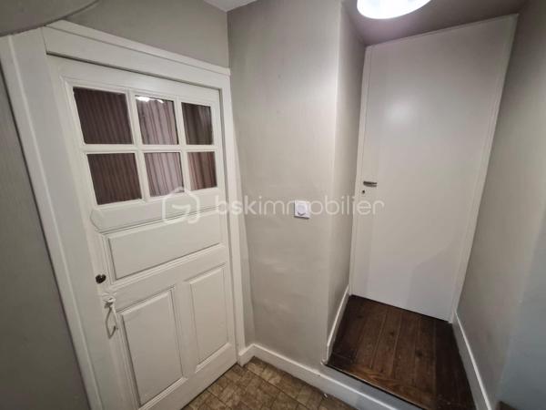 Point info : Une vidéo du logement, un dossier complet avec photos supplémentaires, diagnostics et documents relatifs au bien sont disponibles sur simple demande avant la visite.

À vendre – Maison de caractère de 124 m² – Aucun travaux à prévoir - Raccordée à la fibre
+ Cave de 25M2

Découvrez cette charmante maison de 124 m², prête à accueillir ses nouveaux propriétaires. Entièrement habitable immédiatement, elle bénéficie d’un DPE C, d’une chaudière au fioul performante et d’une toiture entièrement refaite, représentant plus de 20 000 € de travaux déjà réalisés.

Au rez-de-chaussée, vous trouverez une pièce de vie, une cuisine indépendante, une véranda, une salle d’eau avec douche et WC, ainsi qu’une chambre pouvant également faire office de bureau, ou agrandissement de la pièce de vie.
 Une courette donnant sur la véranda.

Au premier étage, deux belles chambres lumineuses ( pouvant être communicantes ou non )  avec un superbe parquet d’origine vous séduiront. Chacune dispose de son propre accès indépendant depuis le palier, offrant un agencement pratique. WC Indépendants - Salle de bain avec douche et baignoire.

Le second étage accueille une grande chambre mansardée, mettant en valeur des poutres en bois restaurées, ainsi qu’un très grand dressing.

À l’extérieur, vous profiterez d’un garage indépendant non attenant de 18 m² et d’un jardin clos de murs en pierre d’environ 70 m², situé en face de la maison ( non attenant ) .

Les + :

* 124 m² habitables
* DPE C
* Toiture neuve (+20 000 € de travaux)
* Aucun travaux à prévoir
* Habitable immédiatement
* Garage indépendant de 18 m²
* Jardin clos de murs en pierres
* Beaucoup de charme avec parquet et poutres apparentes d’origine


Pour plus d’informations ou pour organiser une visite, contactez-moi.
J’accompagne mes clients, dont plusieurs disposent déjà d’un financement fiable et assuré, dans leur recherche de biens au Mans et ses alentours. Je suis également à la recherche de nouveaux biens à vendre. Je rémunère mes apporteurs d’affaires et je travaille avec un réseau d’artisans ainsi qu’un courtier en financement afin de vous accompagner dans toutes les étapes de votre projet immobilier.