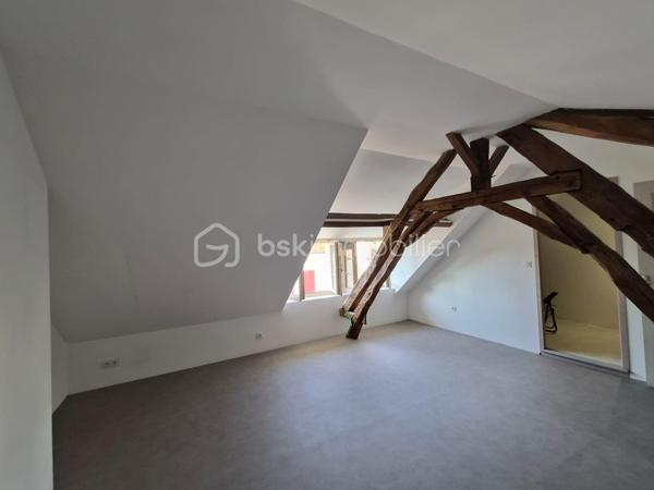 Point info : Une vidéo du logement, un dossier complet avec photos supplémentaires, diagnostics et documents relatifs au bien sont disponibles sur simple demande avant la visite.

À vendre – Maison de caractère de 124 m² – Aucun travaux à prévoir - Raccordée à la fibre
+ Cave de 25M2

Découvrez cette charmante maison de 124 m², prête à accueillir ses nouveaux propriétaires. Entièrement habitable immédiatement, elle bénéficie d’un DPE C, d’une chaudière au fioul performante et d’une toiture entièrement refaite, représentant plus de 20 000 € de travaux déjà réalisés.

Au rez-de-chaussée, vous trouverez une pièce de vie, une cuisine indépendante, une véranda, une salle d’eau avec douche et WC, ainsi qu’une chambre pouvant également faire office de bureau, ou agrandissement de la pièce de vie.
 Une courette donnant sur la véranda.

Au premier étage, deux belles chambres lumineuses ( pouvant être communicantes ou non )  avec un superbe parquet d’origine vous séduiront. Chacune dispose de son propre accès indépendant depuis le palier, offrant un agencement pratique. WC Indépendants - Salle de bain avec douche et baignoire.

Le second étage accueille une grande chambre mansardée, mettant en valeur des poutres en bois restaurées, ainsi qu’un très grand dressing.

À l’extérieur, vous profiterez d’un garage indépendant non attenant de 18 m² et d’un jardin clos de murs en pierre d’environ 70 m², situé en face de la maison ( non attenant ) .

Les + :

* 124 m² habitables
* DPE C
* Toiture neuve (+20 000 € de travaux)
* Aucun travaux à prévoir
* Habitable immédiatement
* Garage indépendant de 18 m²
* Jardin clos de murs en pierres
* Beaucoup de charme avec parquet et poutres apparentes d’origine


Pour plus d’informations ou pour organiser une visite, contactez-moi.
J’accompagne mes clients, dont plusieurs disposent déjà d’un financement fiable et assuré, dans leur recherche de biens au Mans et ses alentours. Je suis également à la recherche de nouveaux biens à vendre. Je rémunère mes apporteurs d’affaires et je travaille avec un réseau d’artisans ainsi qu’un courtier en financement afin de vous accompagner dans toutes les étapes de votre projet immobilier.