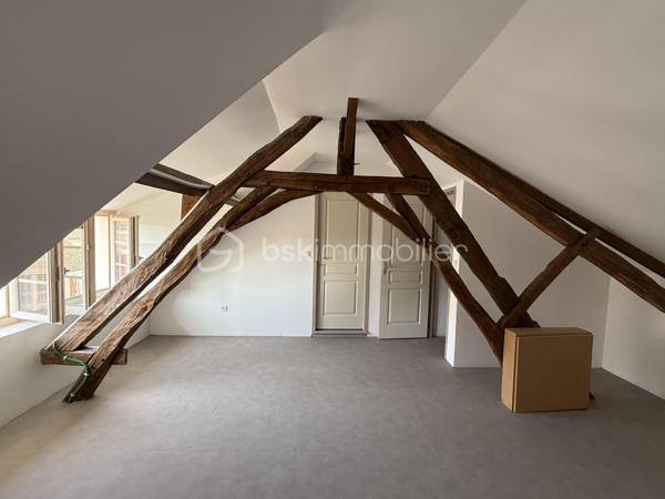 Point info : Une vidéo du logement, un dossier complet avec photos supplémentaires, diagnostics et documents relatifs au bien sont disponibles sur simple demande avant la visite.

À vendre – Maison de caractère de 124 m² – Aucun travaux à prévoir - Raccordée à la fibre
+ Cave de 25M2

Découvrez cette charmante maison de 124 m², prête à accueillir ses nouveaux propriétaires. Entièrement habitable immédiatement, elle bénéficie d’un DPE C, d’une chaudière au fioul performante et d’une toiture entièrement refaite, représentant plus de 20 000 € de travaux déjà réalisés.

Au rez-de-chaussée, vous trouverez une pièce de vie, une cuisine indépendante, une véranda, une salle d’eau avec douche et WC, ainsi qu’une chambre pouvant également faire office de bureau, ou agrandissement de la pièce de vie.
 Une courette donnant sur la véranda.

Au premier étage, deux belles chambres lumineuses ( pouvant être communicantes ou non )  avec un superbe parquet d’origine vous séduiront. Chacune dispose de son propre accès indépendant depuis le palier, offrant un agencement pratique. WC Indépendants - Salle de bain avec douche et baignoire.

Le second étage accueille une grande chambre mansardée, mettant en valeur des poutres en bois restaurées, ainsi qu’un très grand dressing.

À l’extérieur, vous profiterez d’un garage indépendant non attenant de 18 m² et d’un jardin clos de murs en pierre d’environ 70 m², situé en face de la maison ( non attenant ) .

Les + :

* 124 m² habitables
* DPE C
* Toiture neuve (+20 000 € de travaux)
* Aucun travaux à prévoir
* Habitable immédiatement
* Garage indépendant de 18 m²
* Jardin clos de murs en pierres
* Beaucoup de charme avec parquet et poutres apparentes d’origine


Pour plus d’informations ou pour organiser une visite, contactez-moi.
J’accompagne mes clients, dont plusieurs disposent déjà d’un financement fiable et assuré, dans leur recherche de biens au Mans et ses alentours. Je suis également à la recherche de nouveaux biens à vendre. Je rémunère mes apporteurs d’affaires et je travaille avec un réseau d’artisans ainsi qu’un courtier en financement afin de vous accompagner dans toutes les étapes de votre projet immobilier.
