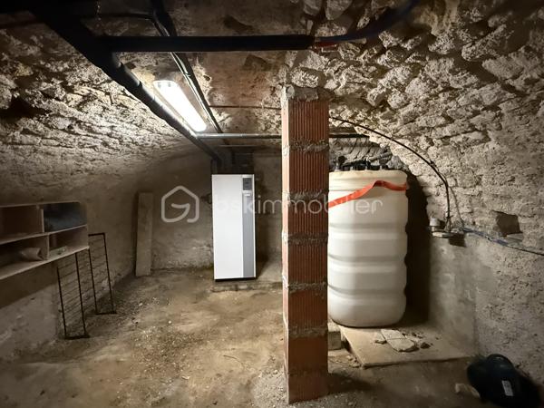 Point info : Une vidéo du logement, un dossier complet avec photos supplémentaires, diagnostics et documents relatifs au bien sont disponibles sur simple demande avant la visite.

À vendre – Maison de caractère de 124 m² – Aucun travaux à prévoir - Raccordée à la fibre
+ Cave de 25M2

Découvrez cette charmante maison de 124 m², prête à accueillir ses nouveaux propriétaires. Entièrement habitable immédiatement, elle bénéficie d’un DPE C, d’une chaudière au fioul performante et d’une toiture entièrement refaite, représentant plus de 20 000 € de travaux déjà réalisés.

Au rez-de-chaussée, vous trouverez une pièce de vie, une cuisine indépendante, une véranda, une salle d’eau avec douche et WC, ainsi qu’une chambre pouvant également faire office de bureau, ou agrandissement de la pièce de vie.
 Une courette donnant sur la véranda.

Au premier étage, deux belles chambres lumineuses ( pouvant être communicantes ou non )  avec un superbe parquet d’origine vous séduiront. Chacune dispose de son propre accès indépendant depuis le palier, offrant un agencement pratique. WC Indépendants - Salle de bain avec douche et baignoire.

Le second étage accueille une grande chambre mansardée, mettant en valeur des poutres en bois restaurées, ainsi qu’un très grand dressing.

À l’extérieur, vous profiterez d’un garage indépendant non attenant de 18 m² et d’un jardin clos de murs en pierre d’environ 70 m², situé en face de la maison ( non attenant ) .

Les + :

* 124 m² habitables
* DPE C
* Toiture neuve (+20 000 € de travaux)
* Aucun travaux à prévoir
* Habitable immédiatement
* Garage indépendant de 18 m²
* Jardin clos de murs en pierres
* Beaucoup de charme avec parquet et poutres apparentes d’origine


Pour plus d’informations ou pour organiser une visite, contactez-moi.
J’accompagne mes clients, dont plusieurs disposent déjà d’un financement fiable et assuré, dans leur recherche de biens au Mans et ses alentours. Je suis également à la recherche de nouveaux biens à vendre. Je rémunère mes apporteurs d’affaires et je travaille avec un réseau d’artisans ainsi qu’un courtier en financement afin de vous accompagner dans toutes les étapes de votre projet immobilier.