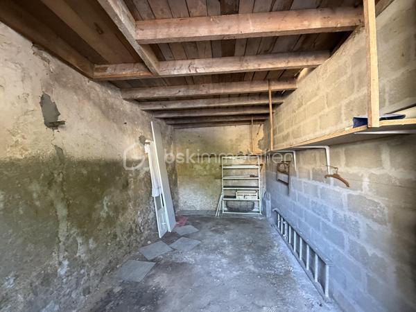 Point info : Une vidéo du logement, un dossier complet avec photos supplémentaires, diagnostics et documents relatifs au bien sont disponibles sur simple demande avant la visite.

À vendre – Maison de caractère de 124 m² – Aucun travaux à prévoir - Raccordée à la fibre
+ Cave de 25M2

Découvrez cette charmante maison de 124 m², prête à accueillir ses nouveaux propriétaires. Entièrement habitable immédiatement, elle bénéficie d’un DPE C, d’une chaudière au fioul performante et d’une toiture entièrement refaite, représentant plus de 20 000 € de travaux déjà réalisés.

Au rez-de-chaussée, vous trouverez une pièce de vie, une cuisine indépendante, une véranda, une salle d’eau avec douche et WC, ainsi qu’une chambre pouvant également faire office de bureau, ou agrandissement de la pièce de vie.
 Une courette donnant sur la véranda.

Au premier étage, deux belles chambres lumineuses ( pouvant être communicantes ou non )  avec un superbe parquet d’origine vous séduiront. Chacune dispose de son propre accès indépendant depuis le palier, offrant un agencement pratique. WC Indépendants - Salle de bain avec douche et baignoire.

Le second étage accueille une grande chambre mansardée, mettant en valeur des poutres en bois restaurées, ainsi qu’un très grand dressing.

À l’extérieur, vous profiterez d’un garage indépendant non attenant de 18 m² et d’un jardin clos de murs en pierre d’environ 70 m², situé en face de la maison ( non attenant ) .

Les + :

* 124 m² habitables
* DPE C
* Toiture neuve (+20 000 € de travaux)
* Aucun travaux à prévoir
* Habitable immédiatement
* Garage indépendant de 18 m²
* Jardin clos de murs en pierres
* Beaucoup de charme avec parquet et poutres apparentes d’origine


Pour plus d’informations ou pour organiser une visite, contactez-moi.
J’accompagne mes clients, dont plusieurs disposent déjà d’un financement fiable et assuré, dans leur recherche de biens au Mans et ses alentours. Je suis également à la recherche de nouveaux biens à vendre. Je rémunère mes apporteurs d’affaires et je travaille avec un réseau d’artisans ainsi qu’un courtier en financement afin de vous accompagner dans toutes les étapes de votre projet immobilier.