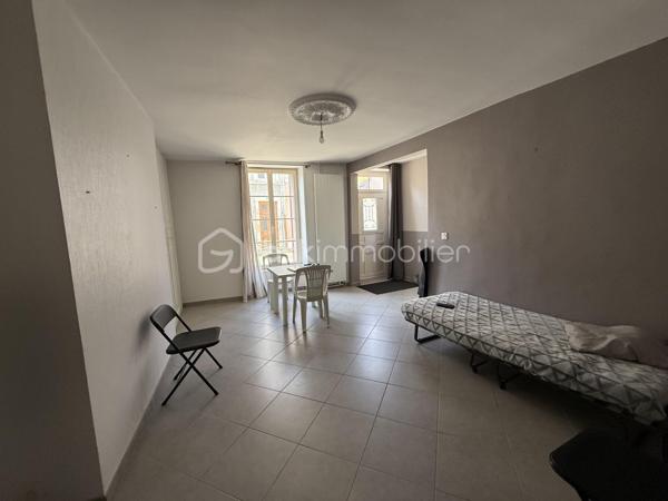 Point info : Une vidéo du logement, un dossier complet avec photos supplémentaires, diagnostics et documents relatifs au bien sont disponibles sur simple demande avant la visite.

À vendre – Maison de caractère de 124 m² – Aucun travaux à prévoir - Raccordée à la fibre
+ Cave de 25M2

Découvrez cette charmante maison de 124 m², prête à accueillir ses nouveaux propriétaires. Entièrement habitable immédiatement, elle bénéficie d’un DPE C, d’une chaudière au fioul performante et d’une toiture entièrement refaite, représentant plus de 20 000 € de travaux déjà réalisés.

Au rez-de-chaussée, vous trouverez une pièce de vie, une cuisine indépendante, une véranda, une salle d’eau avec douche et WC, ainsi qu’une chambre pouvant également faire office de bureau, ou agrandissement de la pièce de vie.
 Une courette donnant sur la véranda.

Au premier étage, deux belles chambres lumineuses ( pouvant être communicantes ou non )  avec un superbe parquet d’origine vous séduiront. Chacune dispose de son propre accès indépendant depuis le palier, offrant un agencement pratique. WC Indépendants - Salle de bain avec douche et baignoire.

Le second étage accueille une grande chambre mansardée, mettant en valeur des poutres en bois restaurées, ainsi qu’un très grand dressing.

À l’extérieur, vous profiterez d’un garage indépendant non attenant de 18 m² et d’un jardin clos de murs en pierre d’environ 70 m², situé en face de la maison ( non attenant ) .

Les + :

* 124 m² habitables
* DPE C
* Toiture neuve (+20 000 € de travaux)
* Aucun travaux à prévoir
* Habitable immédiatement
* Garage indépendant de 18 m²
* Jardin clos de murs en pierres
* Beaucoup de charme avec parquet et poutres apparentes d’origine


Pour plus d’informations ou pour organiser une visite, contactez-moi.
J’accompagne mes clients, dont plusieurs disposent déjà d’un financement fiable et assuré, dans leur recherche de biens au Mans et ses alentours. Je suis également à la recherche de nouveaux biens à vendre. Je rémunère mes apporteurs d’affaires et je travaille avec un réseau d’artisans ainsi qu’un courtier en financement afin de vous accompagner dans toutes les étapes de votre projet immobilier.