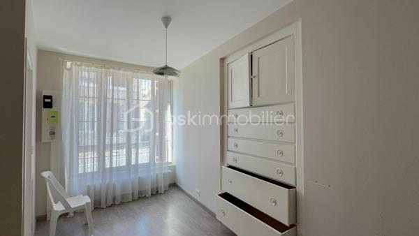 Point info : Une vidéo du logement, un dossier complet avec photos supplémentaires, diagnostics et documents relatifs au bien sont disponibles sur simple demande avant la visite.

À vendre – Maison de caractère de 124 m² – Aucun travaux à prévoir - Raccordée à la fibre
+ Cave de 25M2

Découvrez cette charmante maison de 124 m², prête à accueillir ses nouveaux propriétaires. Entièrement habitable immédiatement, elle bénéficie d’un DPE C, d’une chaudière au fioul performante et d’une toiture entièrement refaite, représentant plus de 20 000 € de travaux déjà réalisés.

Au rez-de-chaussée, vous trouverez une pièce de vie, une cuisine indépendante, une véranda, une salle d’eau avec douche et WC, ainsi qu’une chambre pouvant également faire office de bureau, ou agrandissement de la pièce de vie.
 Une courette donnant sur la véranda.

Au premier étage, deux belles chambres lumineuses ( pouvant être communicantes ou non )  avec un superbe parquet d’origine vous séduiront. Chacune dispose de son propre accès indépendant depuis le palier, offrant un agencement pratique. WC Indépendants - Salle de bain avec douche et baignoire.

Le second étage accueille une grande chambre mansardée, mettant en valeur des poutres en bois restaurées, ainsi qu’un très grand dressing.

À l’extérieur, vous profiterez d’un garage indépendant non attenant de 18 m² et d’un jardin clos de murs en pierre d’environ 70 m², situé en face de la maison ( non attenant ) .

Les + :

* 124 m² habitables
* DPE C
* Toiture neuve (+20 000 € de travaux)
* Aucun travaux à prévoir
* Habitable immédiatement
* Garage indépendant de 18 m²
* Jardin clos de murs en pierres
* Beaucoup de charme avec parquet et poutres apparentes d’origine


Pour plus d’informations ou pour organiser une visite, contactez-moi.
J’accompagne mes clients, dont plusieurs disposent déjà d’un financement fiable et assuré, dans leur recherche de biens au Mans et ses alentours. Je suis également à la recherche de nouveaux biens à vendre. Je rémunère mes apporteurs d’affaires et je travaille avec un réseau d’artisans ainsi qu’un courtier en financement afin de vous accompagner dans toutes les étapes de votre projet immobilier.