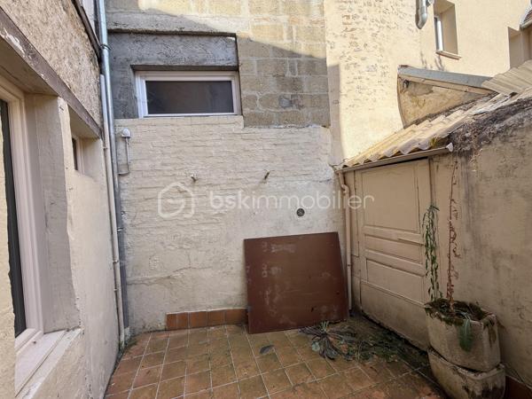 Point info : Une vidéo du logement, un dossier complet avec photos supplémentaires, diagnostics et documents relatifs au bien sont disponibles sur simple demande avant la visite.

À vendre – Maison de caractère de 124 m² – Aucun travaux à prévoir - Raccordée à la fibre
+ Cave de 25M2

Découvrez cette charmante maison de 124 m², prête à accueillir ses nouveaux propriétaires. Entièrement habitable immédiatement, elle bénéficie d’un DPE C, d’une chaudière au fioul performante et d’une toiture entièrement refaite, représentant plus de 20 000 € de travaux déjà réalisés.

Au rez-de-chaussée, vous trouverez une pièce de vie, une cuisine indépendante, une véranda, une salle d’eau avec douche et WC, ainsi qu’une chambre pouvant également faire office de bureau, ou agrandissement de la pièce de vie.
 Une courette donnant sur la véranda.

Au premier étage, deux belles chambres lumineuses ( pouvant être communicantes ou non )  avec un superbe parquet d’origine vous séduiront. Chacune dispose de son propre accès indépendant depuis le palier, offrant un agencement pratique. WC Indépendants - Salle de bain avec douche et baignoire.

Le second étage accueille une grande chambre mansardée, mettant en valeur des poutres en bois restaurées, ainsi qu’un très grand dressing.

À l’extérieur, vous profiterez d’un garage indépendant non attenant de 18 m² et d’un jardin clos de murs en pierre d’environ 70 m², situé en face de la maison ( non attenant ) .

Les + :

* 124 m² habitables
* DPE C
* Toiture neuve (+20 000 € de travaux)
* Aucun travaux à prévoir
* Habitable immédiatement
* Garage indépendant de 18 m²
* Jardin clos de murs en pierres
* Beaucoup de charme avec parquet et poutres apparentes d’origine


Pour plus d’informations ou pour organiser une visite, contactez-moi.
J’accompagne mes clients, dont plusieurs disposent déjà d’un financement fiable et assuré, dans leur recherche de biens au Mans et ses alentours. Je suis également à la recherche de nouveaux biens à vendre. Je rémunère mes apporteurs d’affaires et je travaille avec un réseau d’artisans ainsi qu’un courtier en financement afin de vous accompagner dans toutes les étapes de votre projet immobilier.