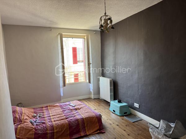 Point info : Une vidéo du logement, un dossier complet avec photos supplémentaires, diagnostics et documents relatifs au bien sont disponibles sur simple demande avant la visite.

À vendre – Maison de caractère de 124 m² – Aucun travaux à prévoir - Raccordée à la fibre
+ Cave de 25M2

Découvrez cette charmante maison de 124 m², prête à accueillir ses nouveaux propriétaires. Entièrement habitable immédiatement, elle bénéficie d’un DPE C, d’une chaudière au fioul performante et d’une toiture entièrement refaite, représentant plus de 20 000 € de travaux déjà réalisés.

Au rez-de-chaussée, vous trouverez une pièce de vie, une cuisine indépendante, une véranda, une salle d’eau avec douche et WC, ainsi qu’une chambre pouvant également faire office de bureau, ou agrandissement de la pièce de vie.
 Une courette donnant sur la véranda.

Au premier étage, deux belles chambres lumineuses ( pouvant être communicantes ou non )  avec un superbe parquet d’origine vous séduiront. Chacune dispose de son propre accès indépendant depuis le palier, offrant un agencement pratique. WC Indépendants - Salle de bain avec douche et baignoire.

Le second étage accueille une grande chambre mansardée, mettant en valeur des poutres en bois restaurées, ainsi qu’un très grand dressing.

À l’extérieur, vous profiterez d’un garage indépendant non attenant de 18 m² et d’un jardin clos de murs en pierre d’environ 70 m², situé en face de la maison ( non attenant ) .

Les + :

* 124 m² habitables
* DPE C
* Toiture neuve (+20 000 € de travaux)
* Aucun travaux à prévoir
* Habitable immédiatement
* Garage indépendant de 18 m²
* Jardin clos de murs en pierres
* Beaucoup de charme avec parquet et poutres apparentes d’origine


Pour plus d’informations ou pour organiser une visite, contactez-moi.
J’accompagne mes clients, dont plusieurs disposent déjà d’un financement fiable et assuré, dans leur recherche de biens au Mans et ses alentours. Je suis également à la recherche de nouveaux biens à vendre. Je rémunère mes apporteurs d’affaires et je travaille avec un réseau d’artisans ainsi qu’un courtier en financement afin de vous accompagner dans toutes les étapes de votre projet immobilier.