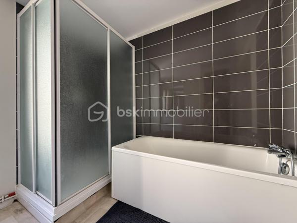 Point info : Une vidéo du logement, un dossier complet avec photos supplémentaires, diagnostics et documents relatifs au bien sont disponibles sur simple demande avant la visite.

À vendre – Maison de caractère de 124 m² – Aucun travaux à prévoir - Raccordée à la fibre
+ Cave de 25M2

Découvrez cette charmante maison de 124 m², prête à accueillir ses nouveaux propriétaires. Entièrement habitable immédiatement, elle bénéficie d’un DPE C, d’une chaudière au fioul performante et d’une toiture entièrement refaite, représentant plus de 20 000 € de travaux déjà réalisés.

Au rez-de-chaussée, vous trouverez une pièce de vie, une cuisine indépendante, une véranda, une salle d’eau avec douche et WC, ainsi qu’une chambre pouvant également faire office de bureau, ou agrandissement de la pièce de vie.
 Une courette donnant sur la véranda.

Au premier étage, deux belles chambres lumineuses ( pouvant être communicantes ou non )  avec un superbe parquet d’origine vous séduiront. Chacune dispose de son propre accès indépendant depuis le palier, offrant un agencement pratique. WC Indépendants - Salle de bain avec douche et baignoire.

Le second étage accueille une grande chambre mansardée, mettant en valeur des poutres en bois restaurées, ainsi qu’un très grand dressing.

À l’extérieur, vous profiterez d’un garage indépendant non attenant de 18 m² et d’un jardin clos de murs en pierre d’environ 70 m², situé en face de la maison ( non attenant ) .

Les + :

* 124 m² habitables
* DPE C
* Toiture neuve (+20 000 € de travaux)
* Aucun travaux à prévoir
* Habitable immédiatement
* Garage indépendant de 18 m²
* Jardin clos de murs en pierres
* Beaucoup de charme avec parquet et poutres apparentes d’origine


Pour plus d’informations ou pour organiser une visite, contactez-moi.
J’accompagne mes clients, dont plusieurs disposent déjà d’un financement fiable et assuré, dans leur recherche de biens au Mans et ses alentours. Je suis également à la recherche de nouveaux biens à vendre. Je rémunère mes apporteurs d’affaires et je travaille avec un réseau d’artisans ainsi qu’un courtier en financement afin de vous accompagner dans toutes les étapes de votre projet immobilier.