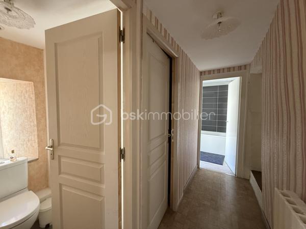 Point info : Une vidéo du logement, un dossier complet avec photos supplémentaires, diagnostics et documents relatifs au bien sont disponibles sur simple demande avant la visite.

À vendre – Maison de caractère de 124 m² – Aucun travaux à prévoir - Raccordée à la fibre
+ Cave de 25M2

Découvrez cette charmante maison de 124 m², prête à accueillir ses nouveaux propriétaires. Entièrement habitable immédiatement, elle bénéficie d’un DPE C, d’une chaudière au fioul performante et d’une toiture entièrement refaite, représentant plus de 20 000 € de travaux déjà réalisés.

Au rez-de-chaussée, vous trouverez une pièce de vie, une cuisine indépendante, une véranda, une salle d’eau avec douche et WC, ainsi qu’une chambre pouvant également faire office de bureau, ou agrandissement de la pièce de vie.
 Une courette donnant sur la véranda.

Au premier étage, deux belles chambres lumineuses ( pouvant être communicantes ou non )  avec un superbe parquet d’origine vous séduiront. Chacune dispose de son propre accès indépendant depuis le palier, offrant un agencement pratique. WC Indépendants - Salle de bain avec douche et baignoire.

Le second étage accueille une grande chambre mansardée, mettant en valeur des poutres en bois restaurées, ainsi qu’un très grand dressing.

À l’extérieur, vous profiterez d’un garage indépendant non attenant de 18 m² et d’un jardin clos de murs en pierre d’environ 70 m², situé en face de la maison ( non attenant ) .

Les + :

* 124 m² habitables
* DPE C
* Toiture neuve (+20 000 € de travaux)
* Aucun travaux à prévoir
* Habitable immédiatement
* Garage indépendant de 18 m²
* Jardin clos de murs en pierres
* Beaucoup de charme avec parquet et poutres apparentes d’origine


Pour plus d’informations ou pour organiser une visite, contactez-moi.
J’accompagne mes clients, dont plusieurs disposent déjà d’un financement fiable et assuré, dans leur recherche de biens au Mans et ses alentours. Je suis également à la recherche de nouveaux biens à vendre. Je rémunère mes apporteurs d’affaires et je travaille avec un réseau d’artisans ainsi qu’un courtier en financement afin de vous accompagner dans toutes les étapes de votre projet immobilier.