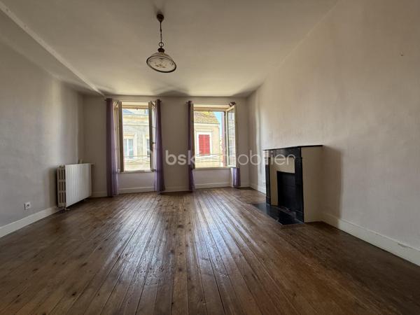 Point info : Une vidéo du logement, un dossier complet avec photos supplémentaires, diagnostics et documents relatifs au bien sont disponibles sur simple demande avant la visite.

À vendre – Maison de caractère de 124 m² – Aucun travaux à prévoir - Raccordée à la fibre
+ Cave de 25M2

Découvrez cette charmante maison de 124 m², prête à accueillir ses nouveaux propriétaires. Entièrement habitable immédiatement, elle bénéficie d’un DPE C, d’une chaudière au fioul performante et d’une toiture entièrement refaite, représentant plus de 20 000 € de travaux déjà réalisés.

Au rez-de-chaussée, vous trouverez une pièce de vie, une cuisine indépendante, une véranda, une salle d’eau avec douche et WC, ainsi qu’une chambre pouvant également faire office de bureau, ou agrandissement de la pièce de vie.
 Une courette donnant sur la véranda.

Au premier étage, deux belles chambres lumineuses ( pouvant être communicantes ou non )  avec un superbe parquet d’origine vous séduiront. Chacune dispose de son propre accès indépendant depuis le palier, offrant un agencement pratique. WC Indépendants - Salle de bain avec douche et baignoire.

Le second étage accueille une grande chambre mansardée, mettant en valeur des poutres en bois restaurées, ainsi qu’un très grand dressing.

À l’extérieur, vous profiterez d’un garage indépendant non attenant de 18 m² et d’un jardin clos de murs en pierre d’environ 70 m², situé en face de la maison ( non attenant ) .

Les + :

* 124 m² habitables
* DPE C
* Toiture neuve (+20 000 € de travaux)
* Aucun travaux à prévoir
* Habitable immédiatement
* Garage indépendant de 18 m²
* Jardin clos de murs en pierres
* Beaucoup de charme avec parquet et poutres apparentes d’origine


Pour plus d’informations ou pour organiser une visite, contactez-moi.
J’accompagne mes clients, dont plusieurs disposent déjà d’un financement fiable et assuré, dans leur recherche de biens au Mans et ses alentours. Je suis également à la recherche de nouveaux biens à vendre. Je rémunère mes apporteurs d’affaires et je travaille avec un réseau d’artisans ainsi qu’un courtier en financement afin de vous accompagner dans toutes les étapes de votre projet immobilier.