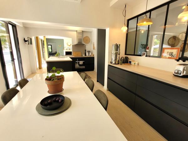 Superbe maison aux grands volumes, avec piscine.