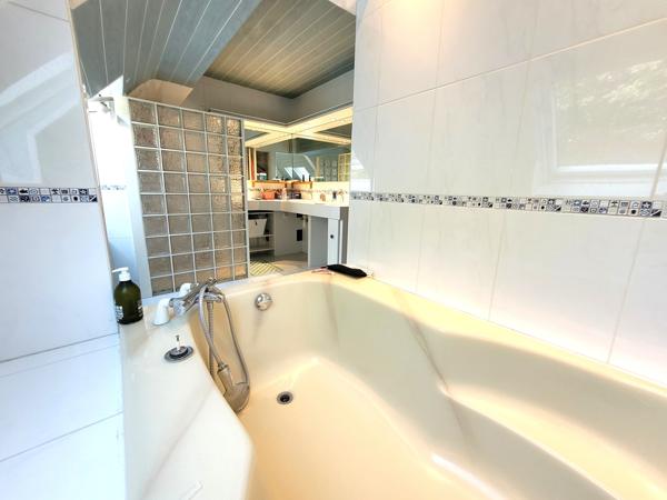 Superbe maison aux grands volumes, avec piscine.