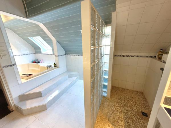 Superbe maison aux grands volumes, avec piscine.