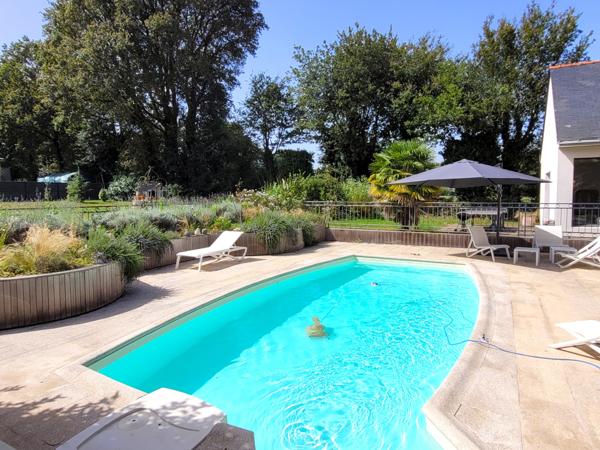 Superbe maison aux grands volumes, avec piscine.