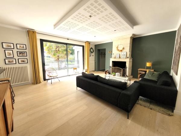 Superbe maison aux grands volumes, avec piscine.