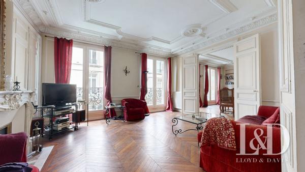 Paris 1er – Saint-Eustache / Montorgueil – Appartement de 125 m² avec balcon filant dans immeuble pierre de taille
