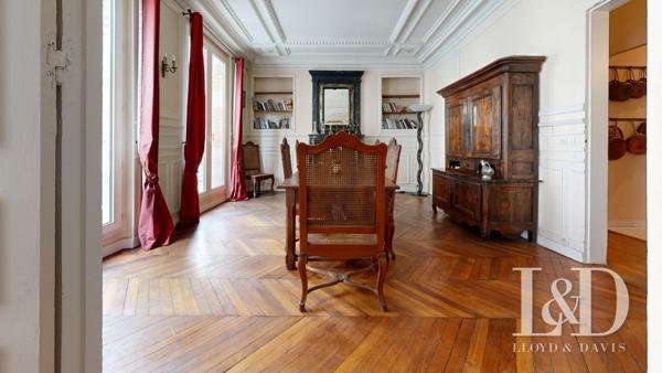 Paris 1er – Saint-Eustache / Montorgueil – Appartement de 125 m² avec balcon filant dans immeuble pierre de taille