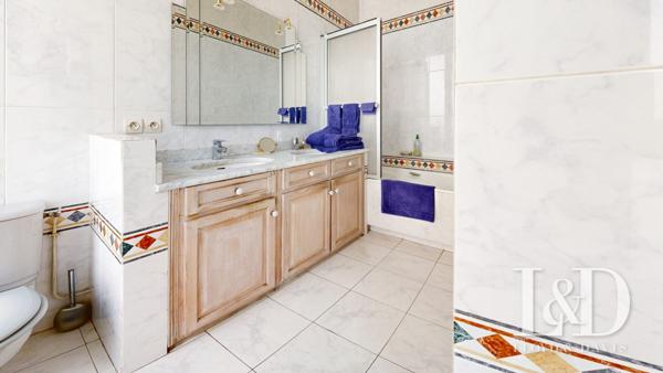 Paris 1er – Saint-Eustache / Montorgueil – Appartement de 125 m² avec balcon filant dans immeuble pierre de taille