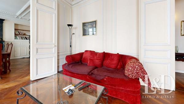 Paris 1er – Saint-Eustache / Montorgueil – Appartement de 125 m² avec balcon filant dans immeuble pierre de taille