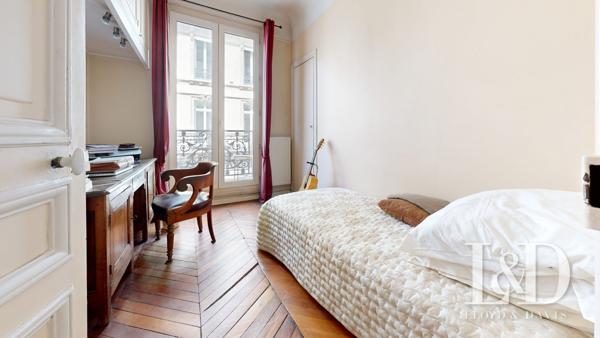Paris 1er – Saint-Eustache / Montorgueil – Appartement de 125 m² avec balcon filant dans immeuble pierre de taille