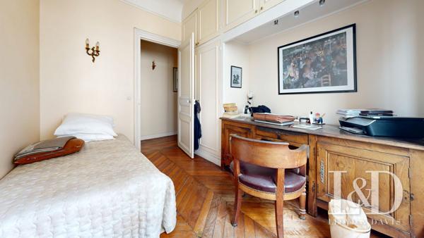 Paris 1er – Saint-Eustache / Montorgueil – Appartement de 125 m² avec balcon filant dans immeuble pierre de taille